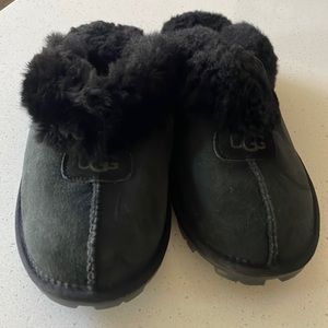 COPY - Women’s UGG black slippers size 10.. New